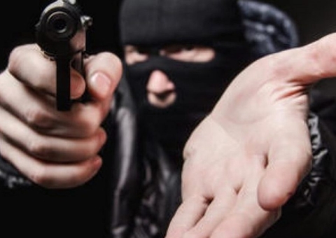 Dupla armada invade clínica dentária e assalta pacientes em Manaus