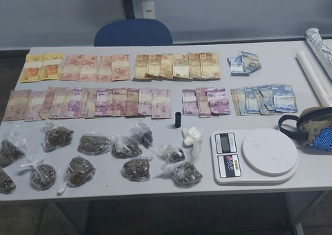 Polícia apreende mochila recheada de drogas e dinheiro em beco de Manaus