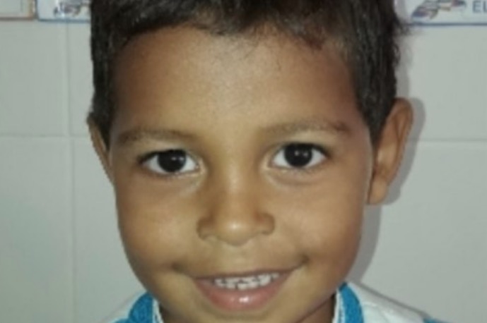 Menino de 5 anos é morto no lugar do pai por psicopata
