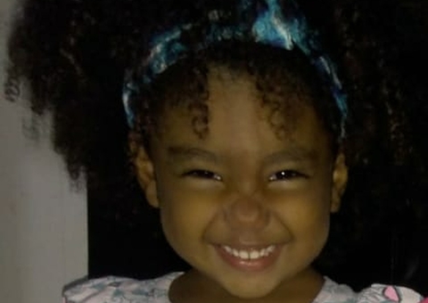 Menina de 2 anos morre com tiro na cabeça ao brincar na porta de casa