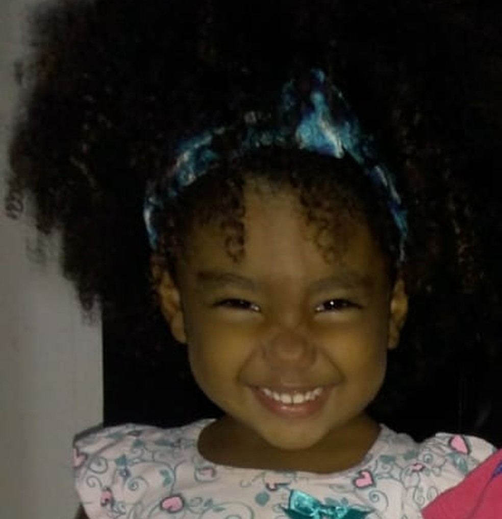 Menina de 2 anos morre com tiro na cabeça ao brincar na porta de casa