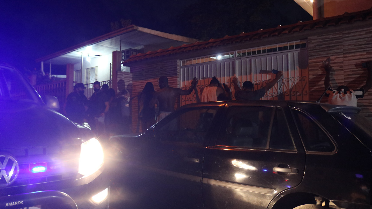 Veículos são apreendidos e 17 pessoas são detidas em operação em Manaus