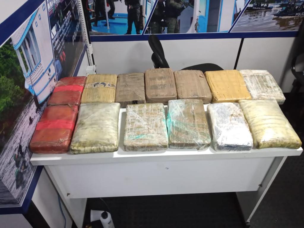 Mulher é presa com drogas avaliadas em R$ 140 mil em barco no Amazonas