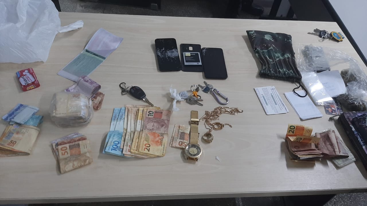 Homens são presos com drogas e mais de R$ 7 mil em carro em Manaus 