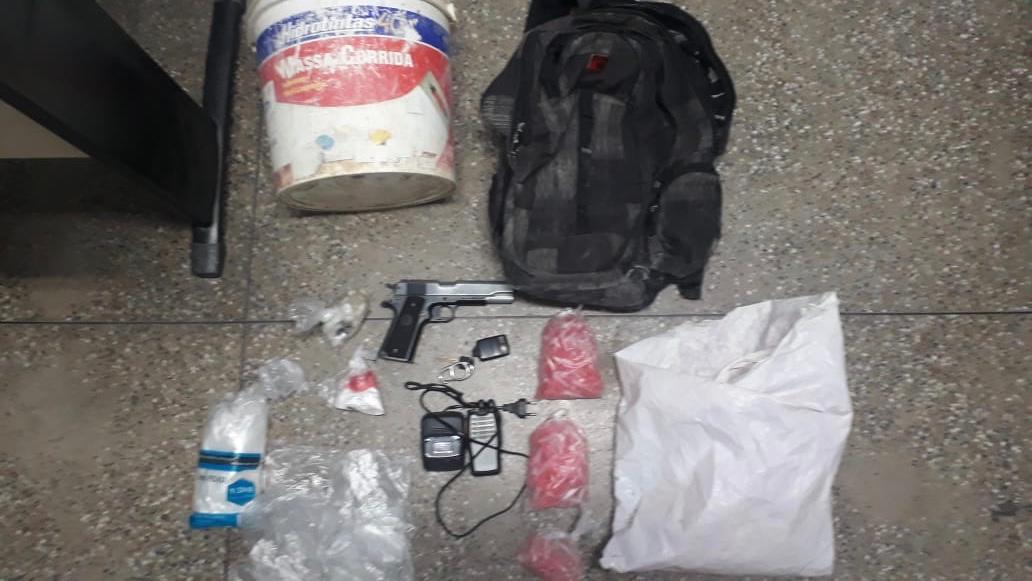 Homem foge de abordagem policial e é preso com drogas no carro em Manaus 