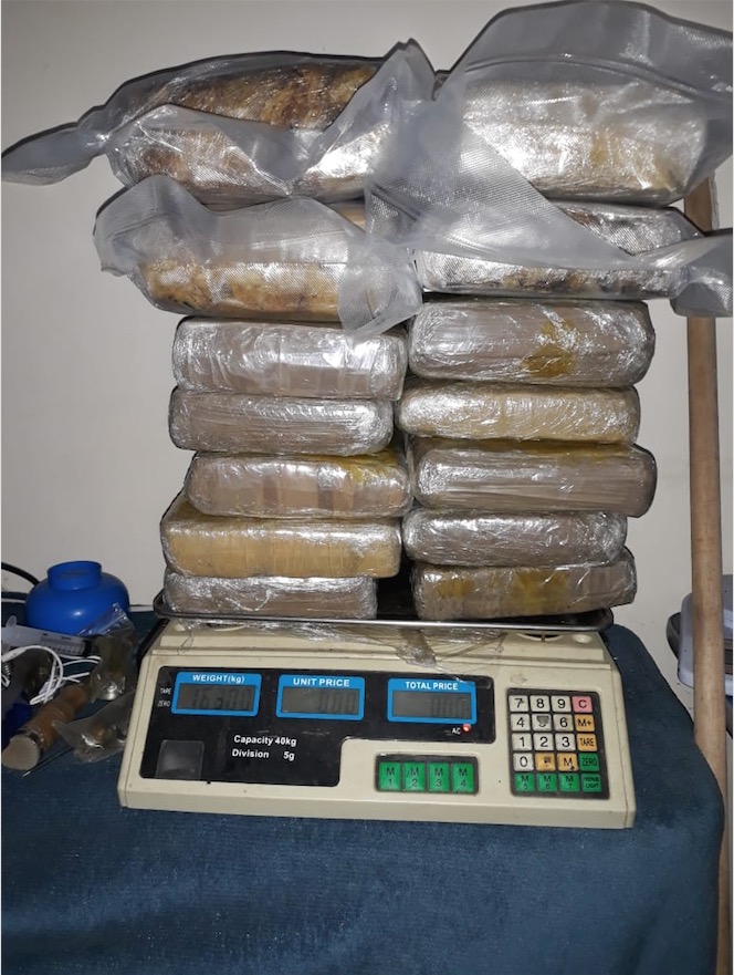 Jovem é presa e adolescente apreendida com drogas em embarcação no Amazonas