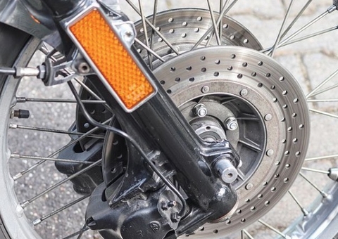 Dupla se 'arrebenta' no asfalto ao tentar fugir da polícia no Amazonas