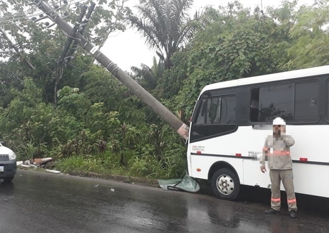 Micro-ônibus derruba poste e deixa passageiros desesperados em Manaus