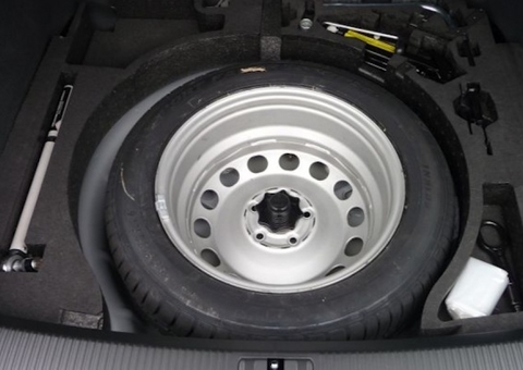 Trio é preso ao ser flagrado com arma escondida em estepe em Manaus