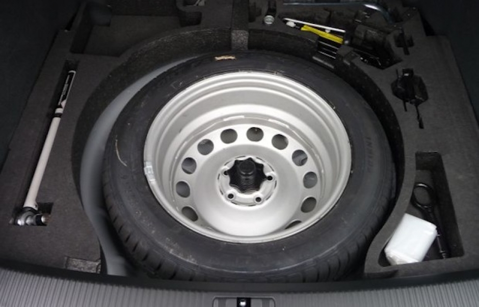 Trio é preso ao ser flagrado com arma escondida em estepe em Manaus