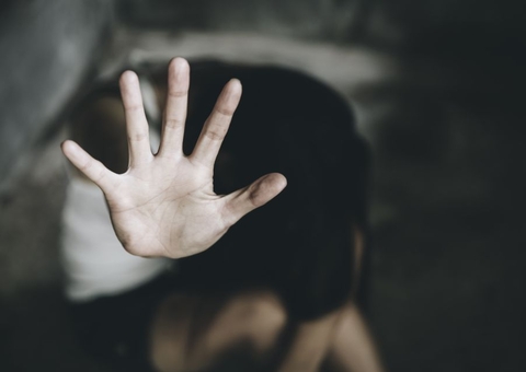 Casal é preso suspeito de estuprar os filhos; vizinho também participava 