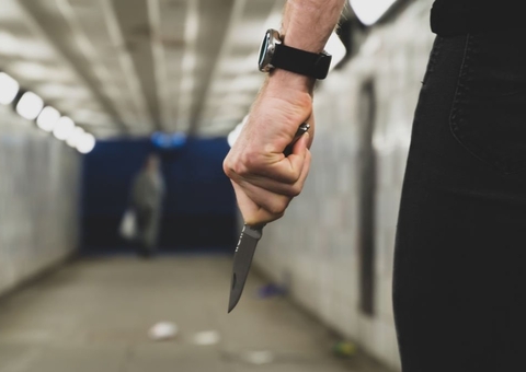 Homem 'surta' e esfaqueia jovem no meio da rua em Manaus