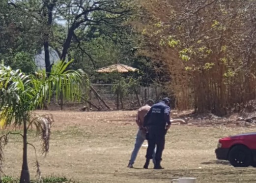 Polícia salva vida de mulher que iria ser queimada viva perto de lago