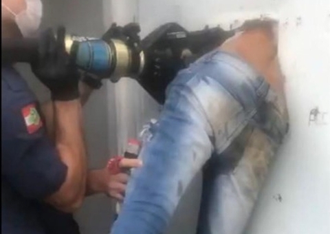 Vídeo: Homem fica entalado em buraco de cela ao tentar fugir de delegacia 