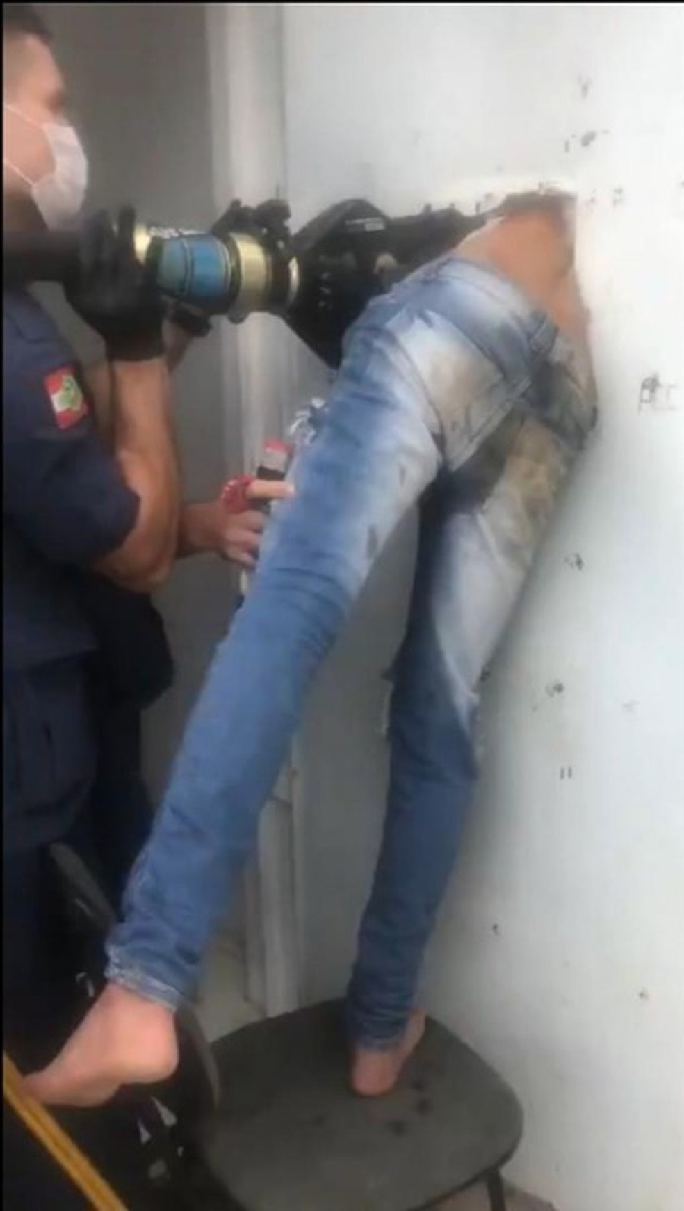 Vídeo: Homem fica entalado em buraco de cela ao tentar fugir de delegacia 