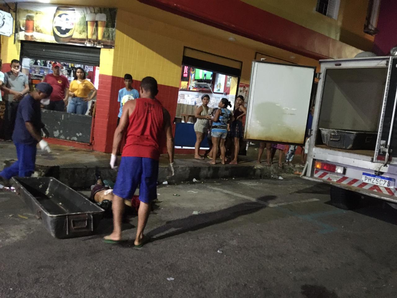 Jovem é executado a tiros enquanto comia churrasquinho em Manaus