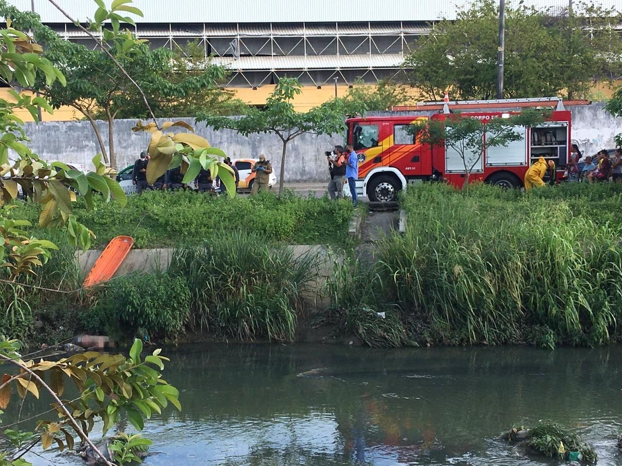 Corpo de homem é encontrado boiando em igarapé de Manaus 