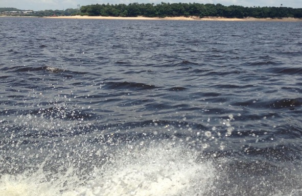 Idoso morre em hospital após ser encontrado em canoa no Rio Negro