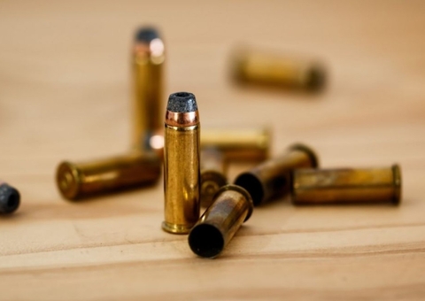 Jovem é levado às pressas para hospital ao levar 4 tiros no Amazonas 