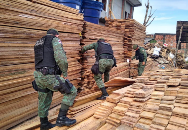 Batalhão Ambiental apreende madeira ilegal em loja de construção em Manaus