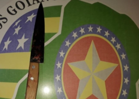 Mãe surta após confusão e mata filho com oito facadas dentro de casa