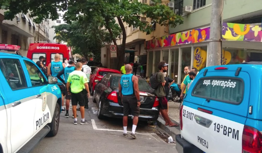 Homem mata uma pessoa ao arremessar botijão de prédio