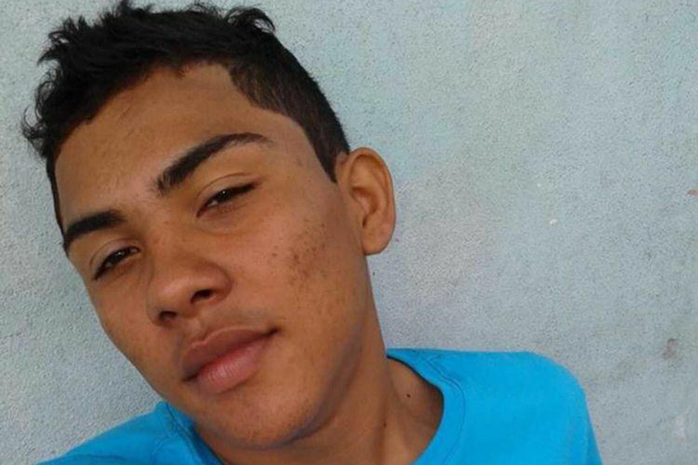 Jovem morre após ser baleado em bar na Compensa