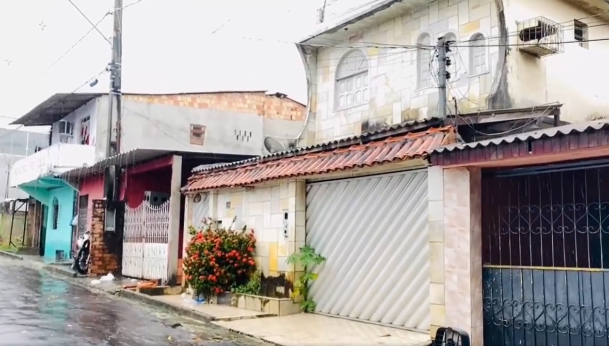 Jovem é achado morto com tiro na cabeça dentro de casa em Manaus