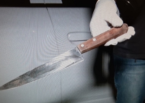 Adolescente de 15 anos é detido após esfaquear namorada e a avó