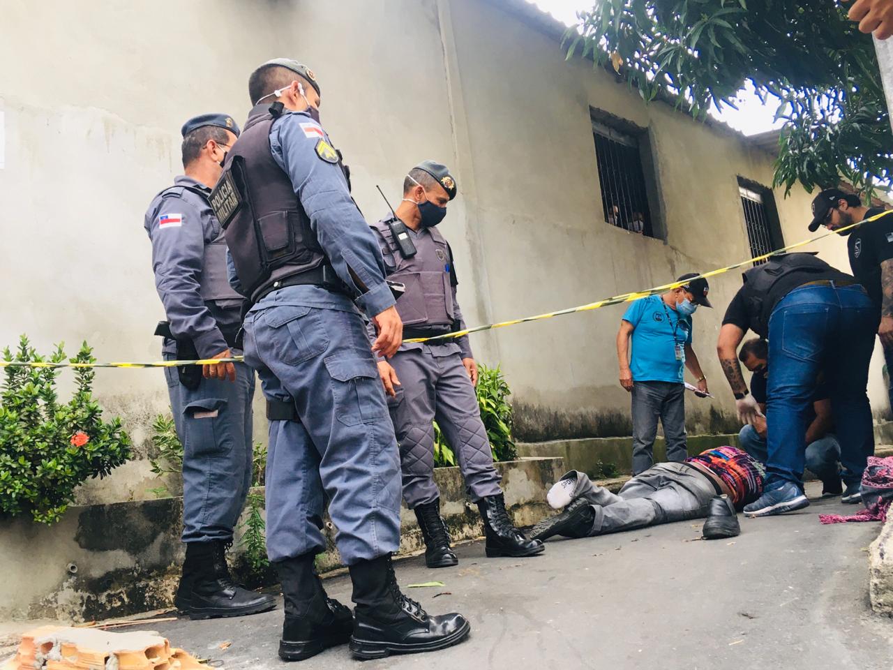 Homem é brutalmente assassinado em beco de Manaus