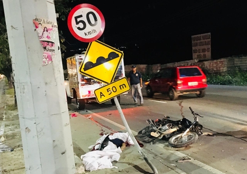 Motociclista morre após bater em poste em Manaus; garupa ficou ferido