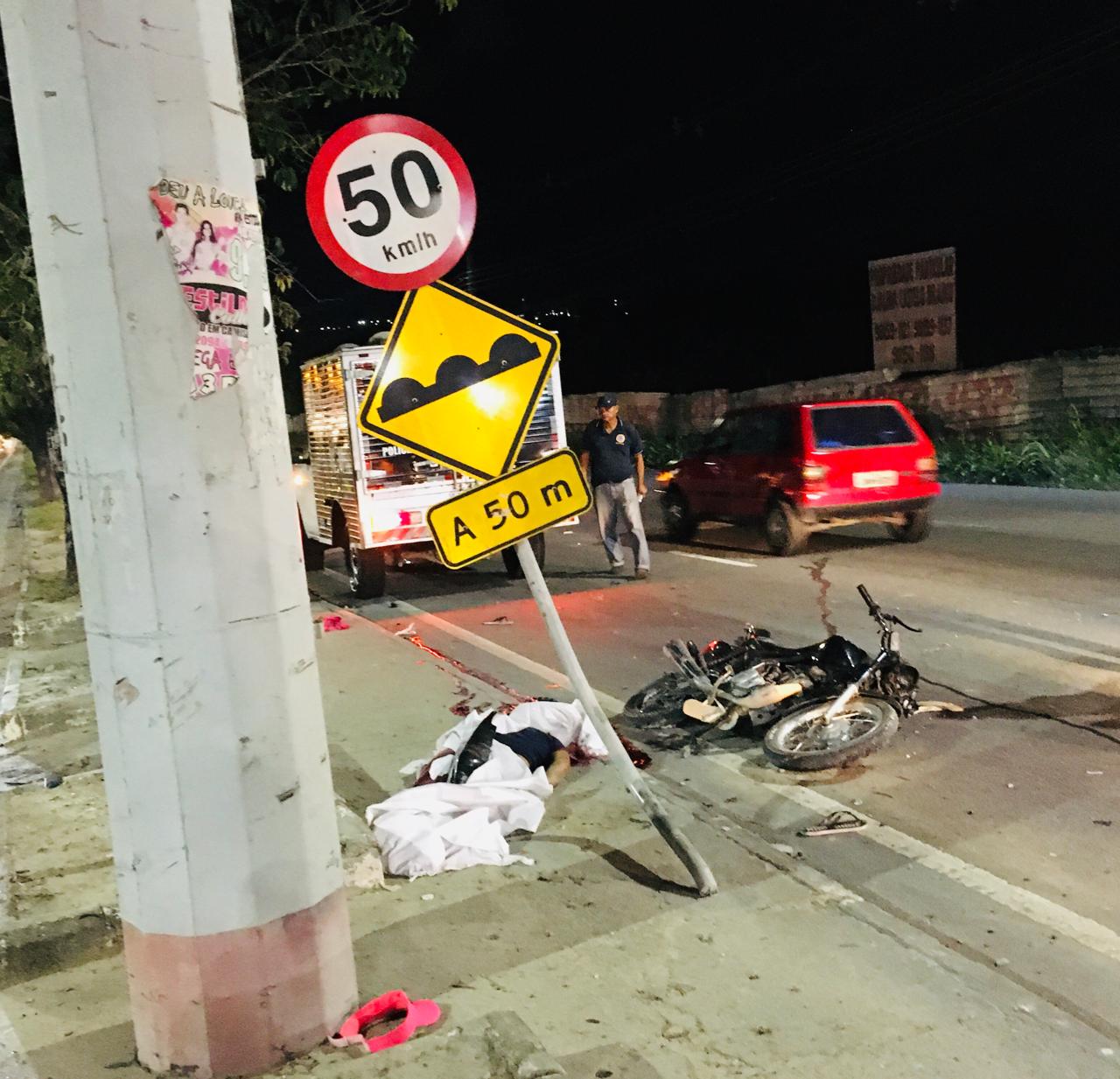 Motociclista morre após bater em poste em Manaus; garupa ficou ferido