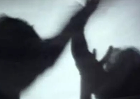 Homem agride esposa com bebê no colo e recém-nascido cai no chão