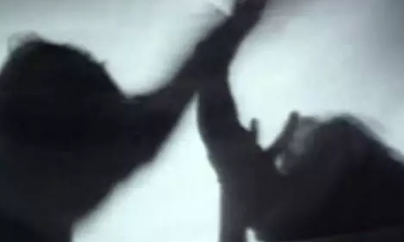 Homem agride esposa com bebê no colo e recém-nascido cai no chão