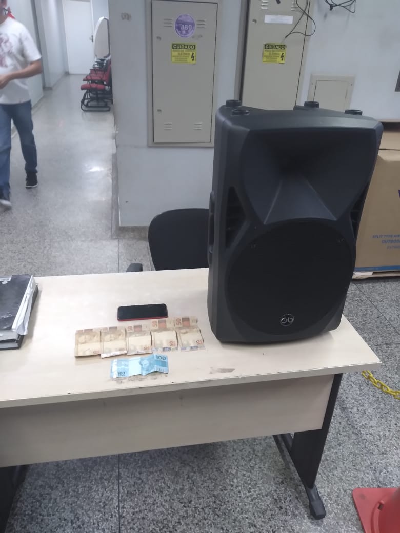 Mulher é presa ao tentar vender objetos roubados de igreja em Manaus na OLX