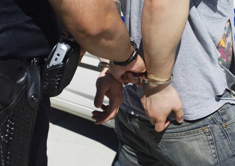 Homem é espancado após assaltar ônibus com outros seis comparsas em Manaus 