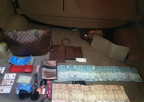 Carro com anéis de brilhante e R$10 mil é furtado em supermercado de Manaus