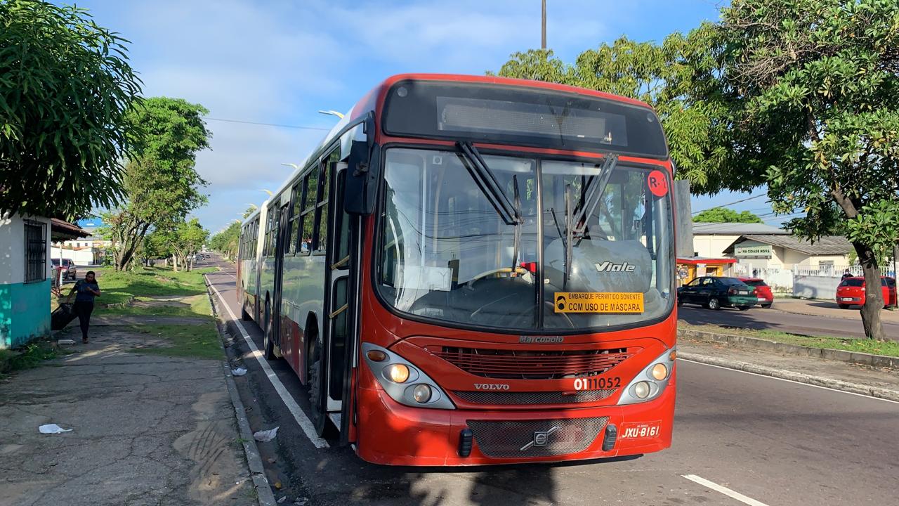 Assaltantes invadem ônibus e tocam terror entre passageiros em Manaus