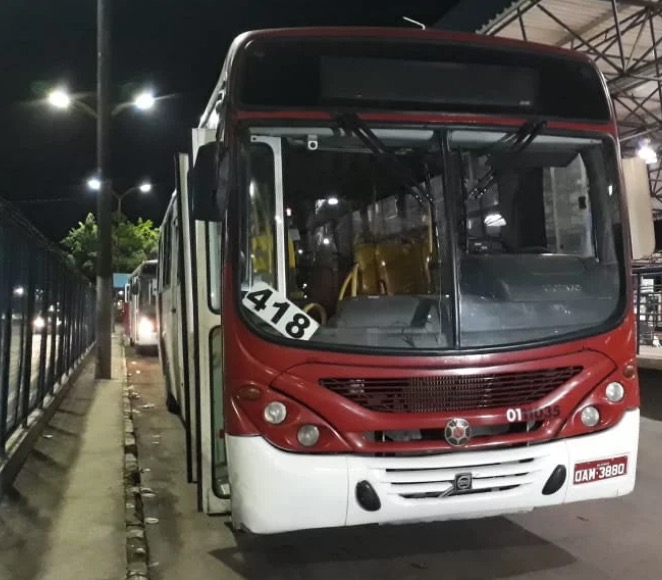 Bandidos tocam o terror durante assalto a ônibus da linha 418 em Manaus