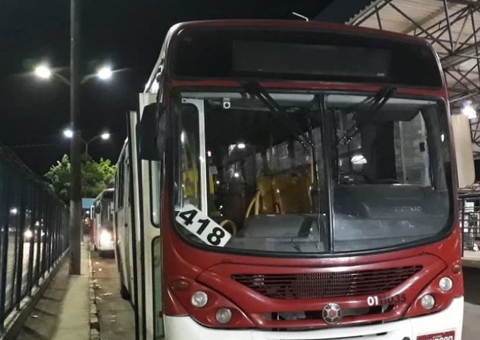 Bandidos tocam o terror durante assalto a ônibus da linha 418 em Manaus