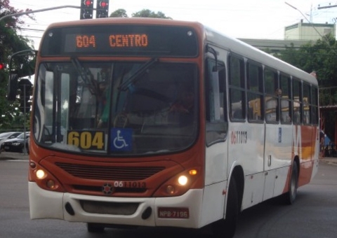 Passageiros rendem assaltante dentro de ônibus em Manaus