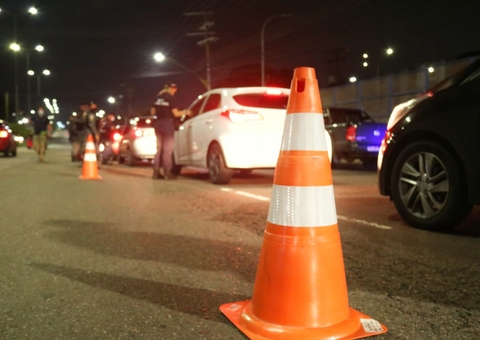 Homem é preso após tentar atropelar policiais para fugir de blitz em Manaus