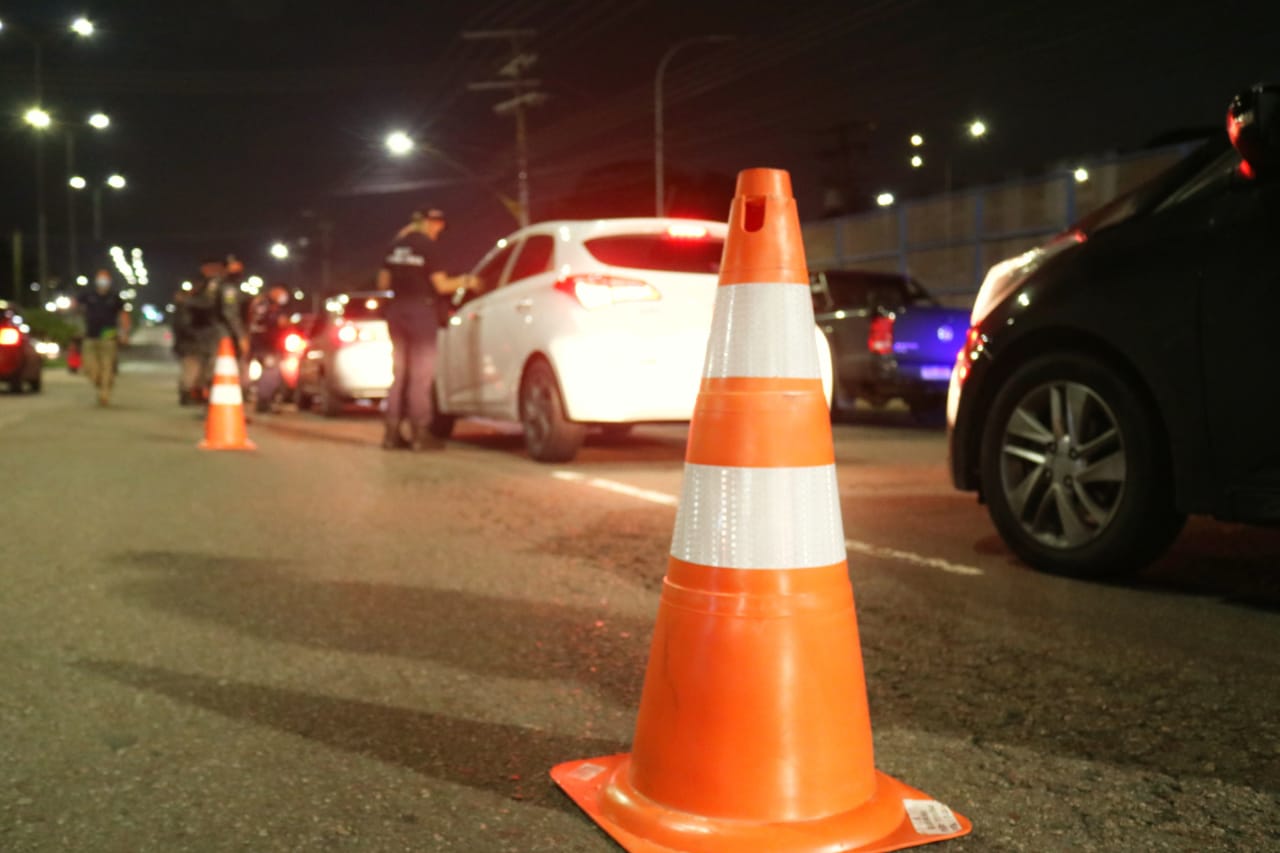 Homem é preso após tentar atropelar policiais para fugir de blitz em Manaus