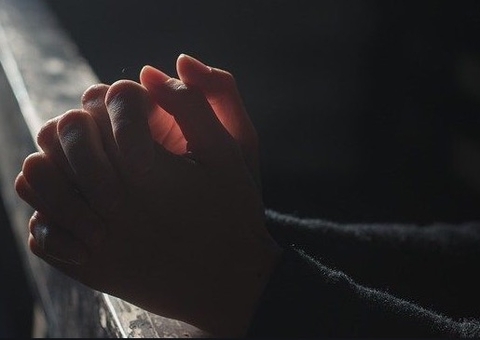 Mulher procura igreja para orar por marido e sai do templo apanhando dele