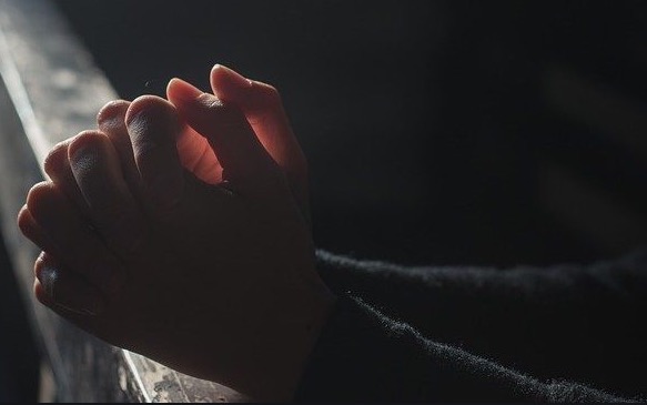 Mulher procura igreja para orar por marido e sai do templo apanhando dele