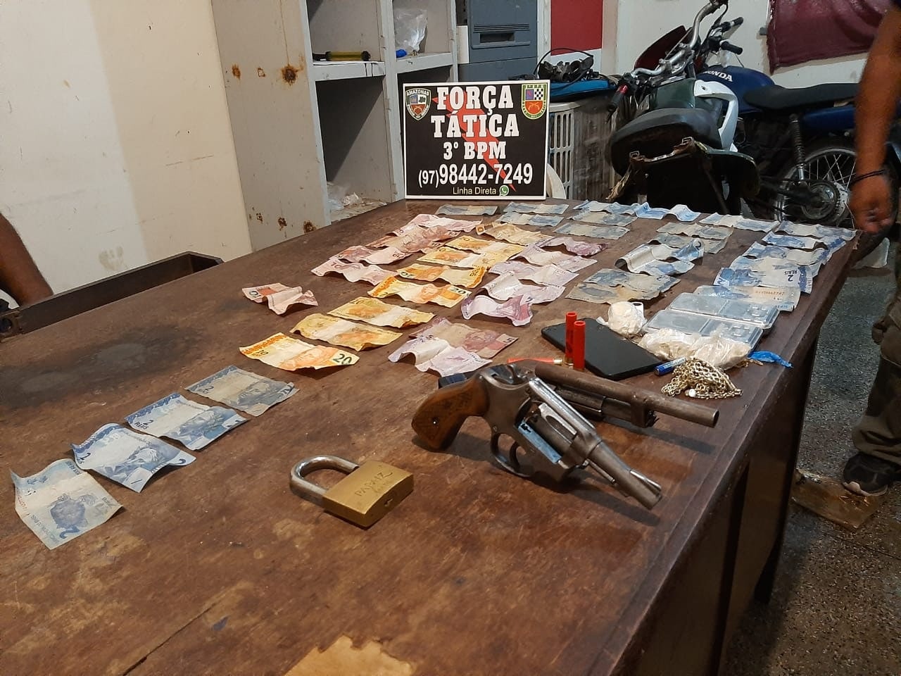 Grupo ameaça cortar pescoço de menina de 5 anos para roubar dinheiro no AM 