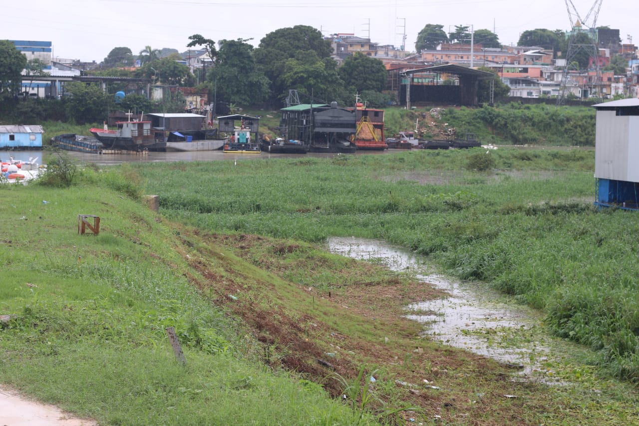 Trabalhadores encontram corpo sem cabeça e braços no igarapé de Manaus 
