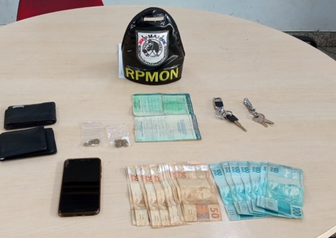 Após perseguição policial, dupla colide motocicleta e se dá mal em Manaus 