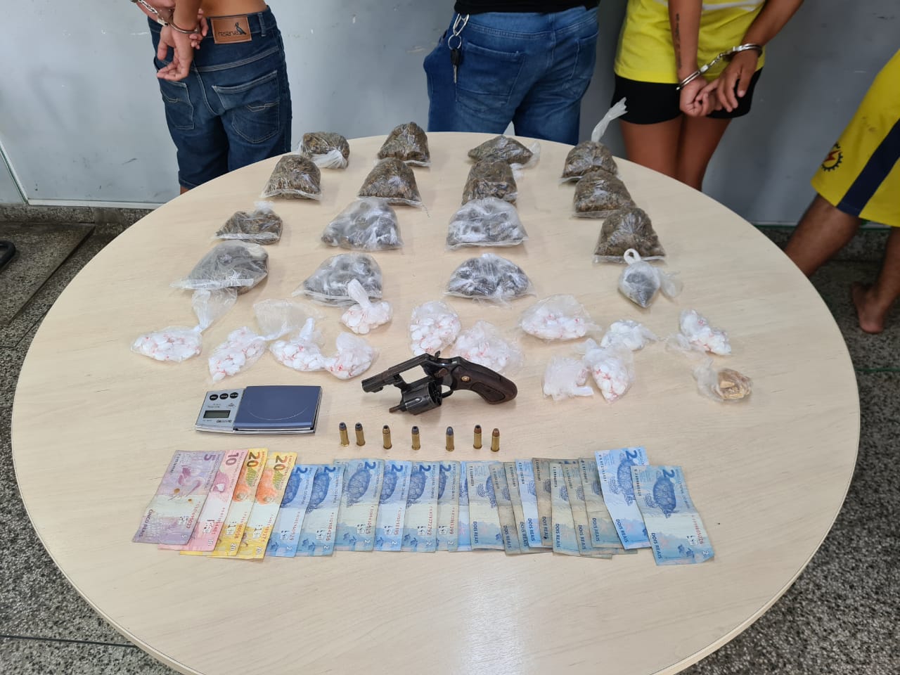 Quatro são presos e drogas são apreendidas durante operação na Compensa