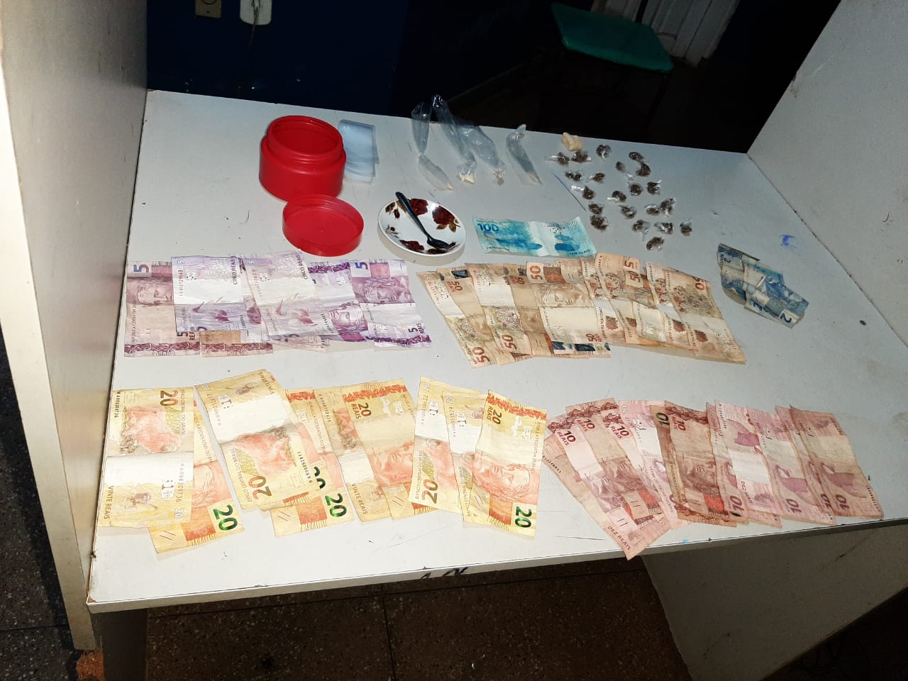 PM prende dupla e desarticula ponto de venda de drogas no Amazonas